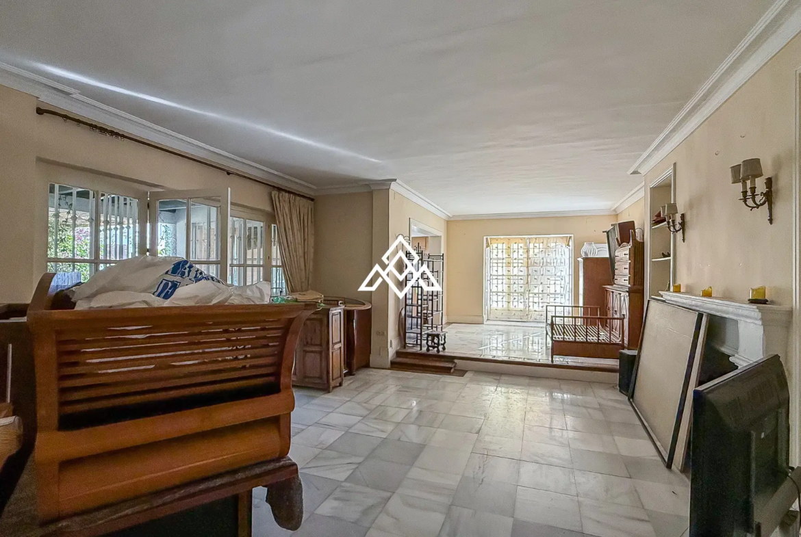 Casasola villa on large plot with private pool and garden near the beach
