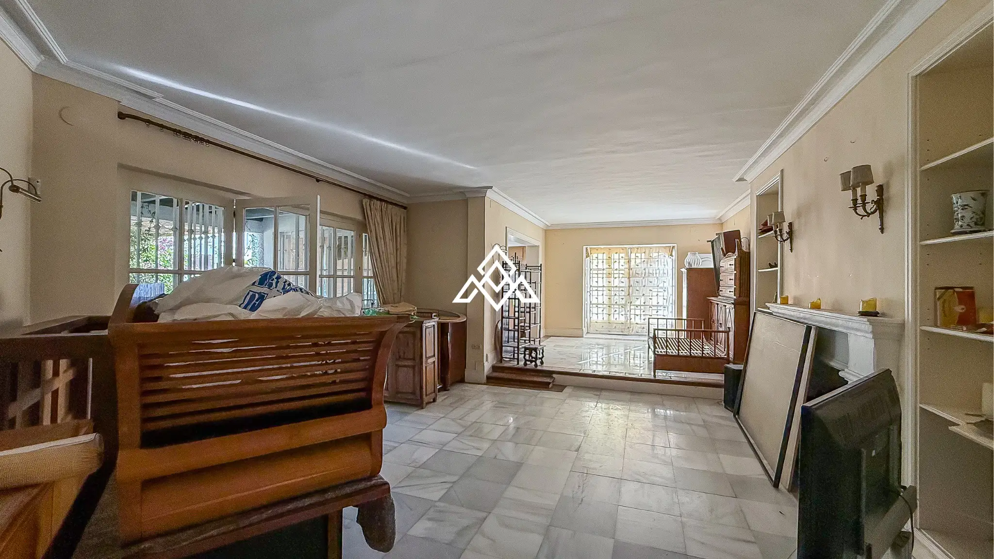 Casasola villa on large plot with private pool and garden near the beach