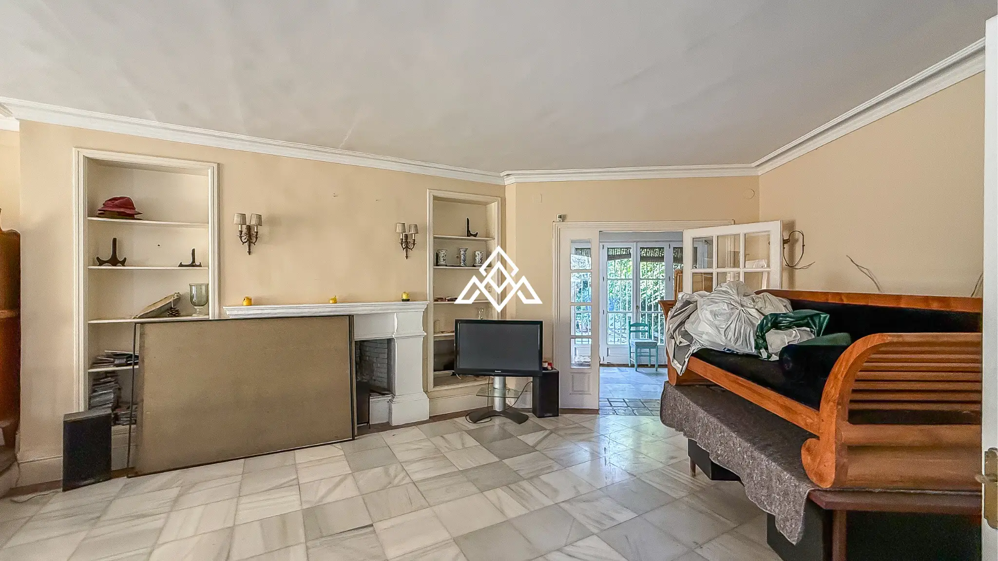 Casasola villa on large plot with private pool and garden near the beach
