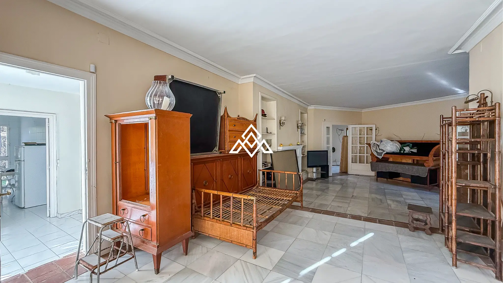 Casasola villa on large plot with private pool and garden near the beach