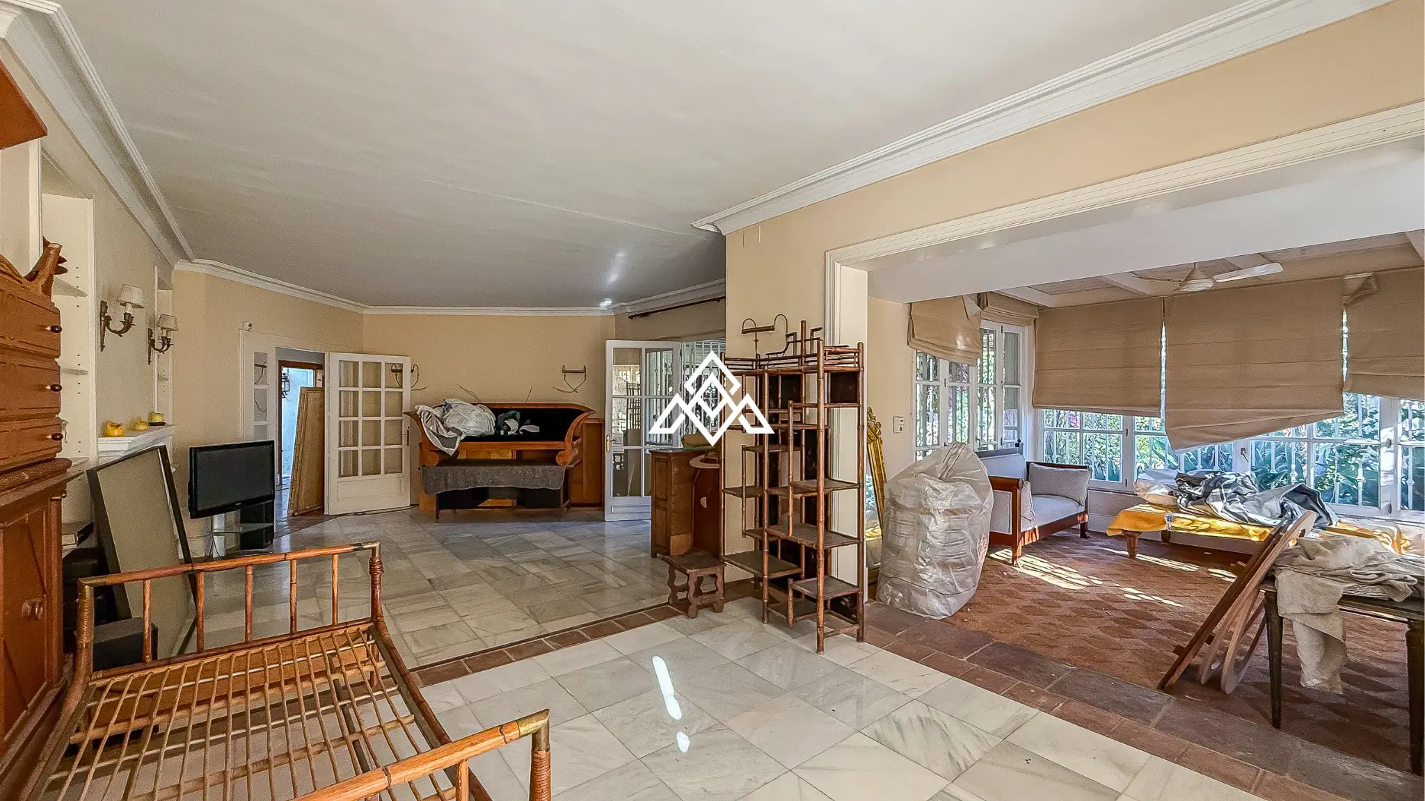 Casasola villa on large plot with private pool and garden near the beach
