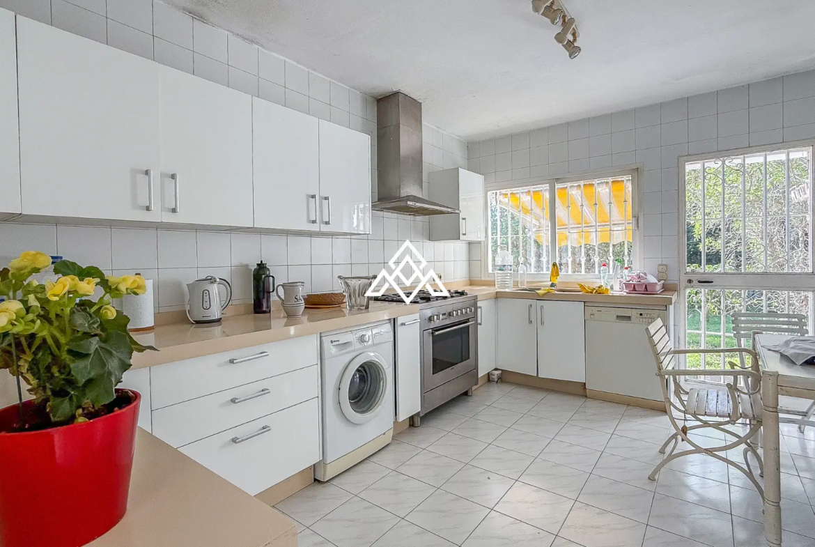 Casasola villa on large plot with private pool and garden near the beach