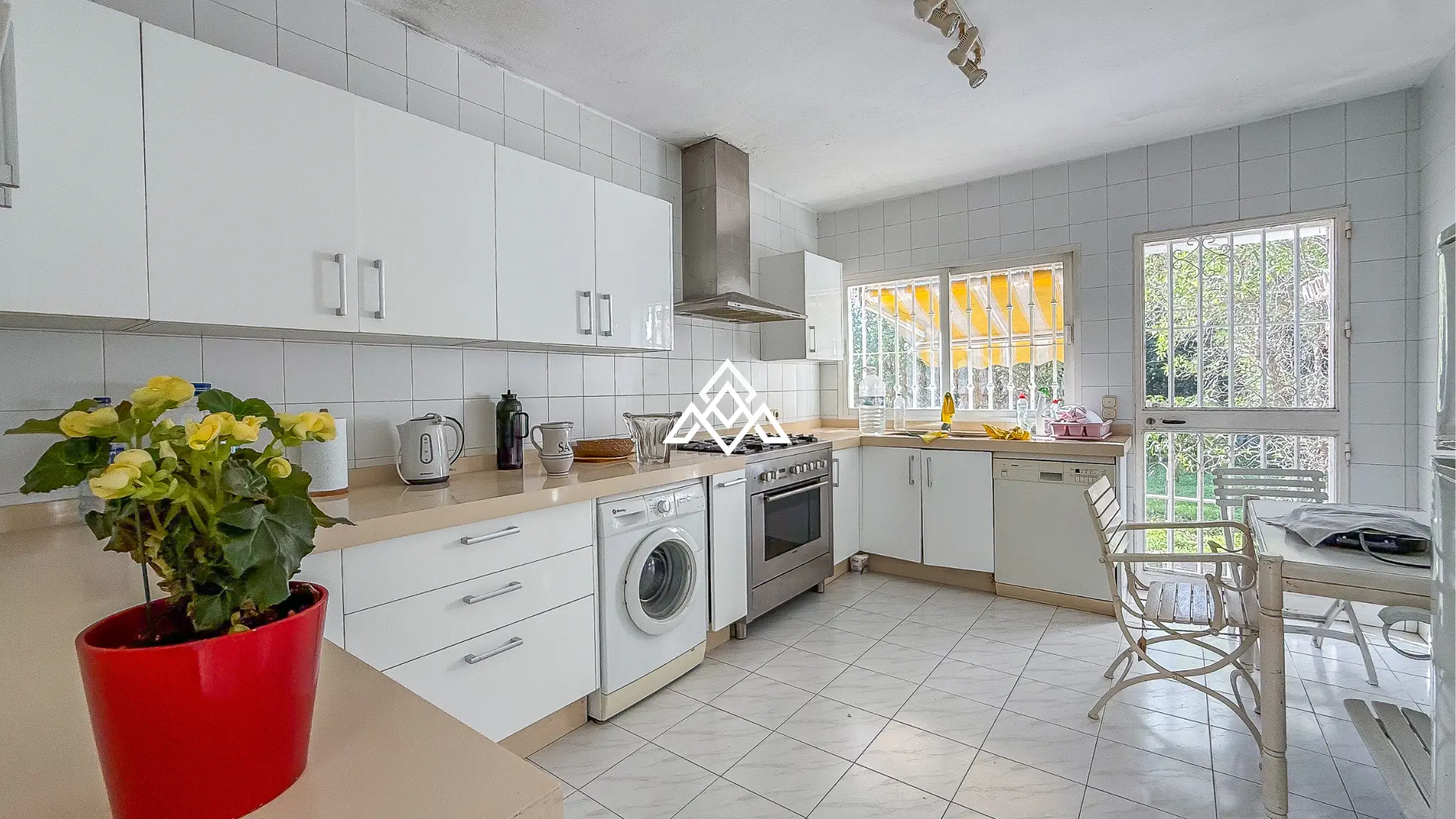 Casasola villa on large plot with private pool and garden near the beach