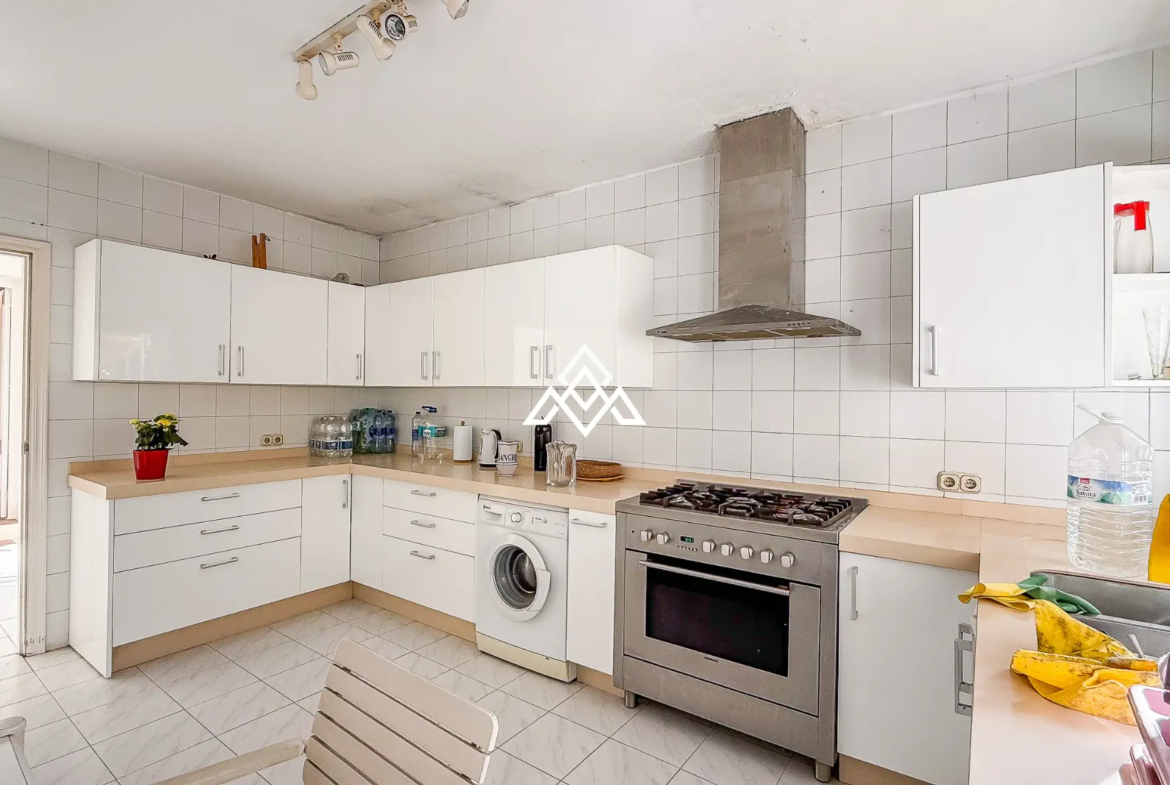Casasola villa on large plot with private pool and garden near the beach