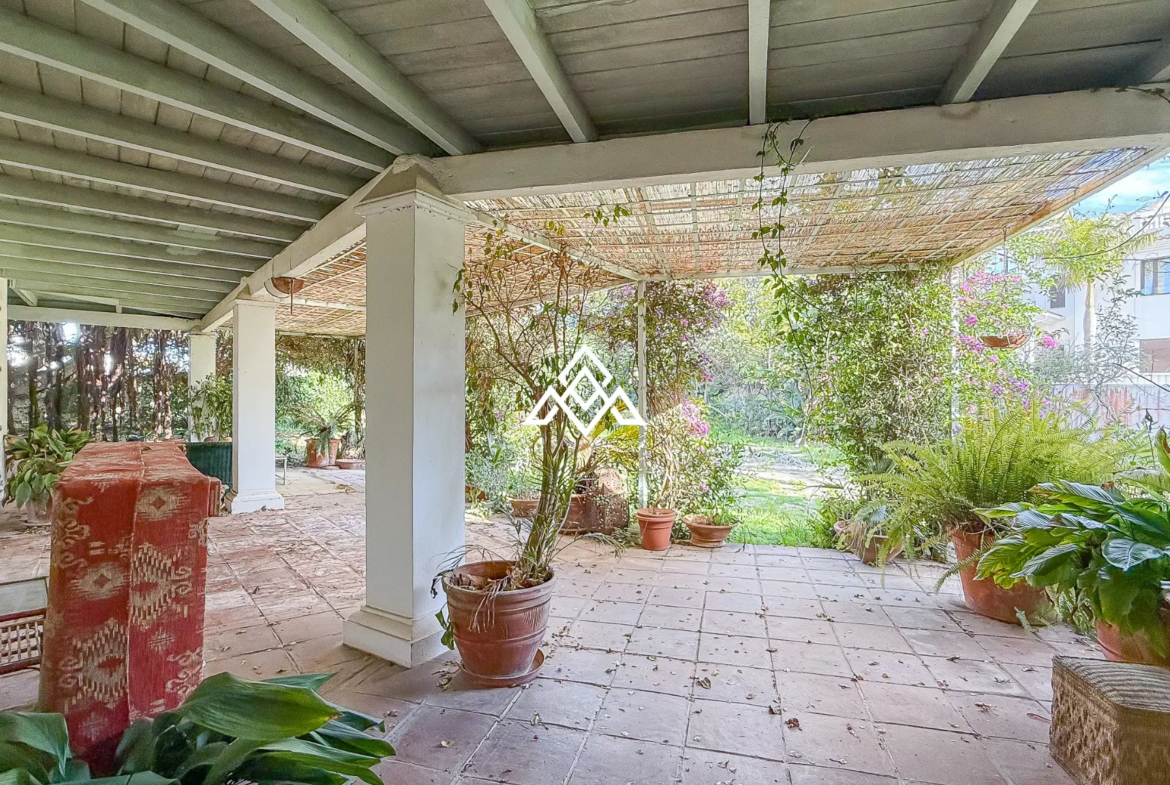 Casasola villa on large plot with private pool and garden near the beach