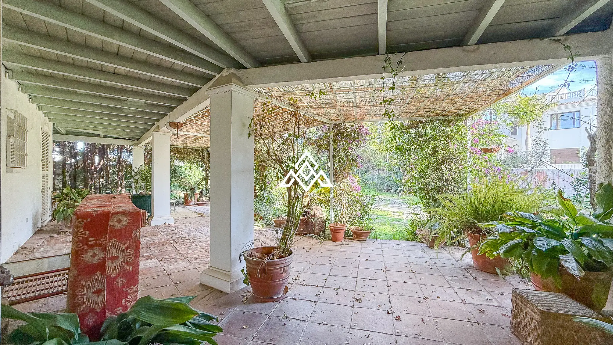 Casasola villa on large plot with private pool and garden near the beach