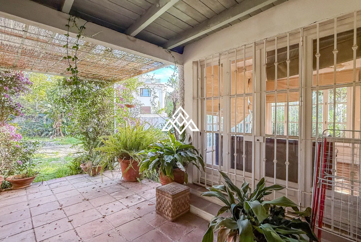 Casasola villa on large plot with private pool and garden near the beach