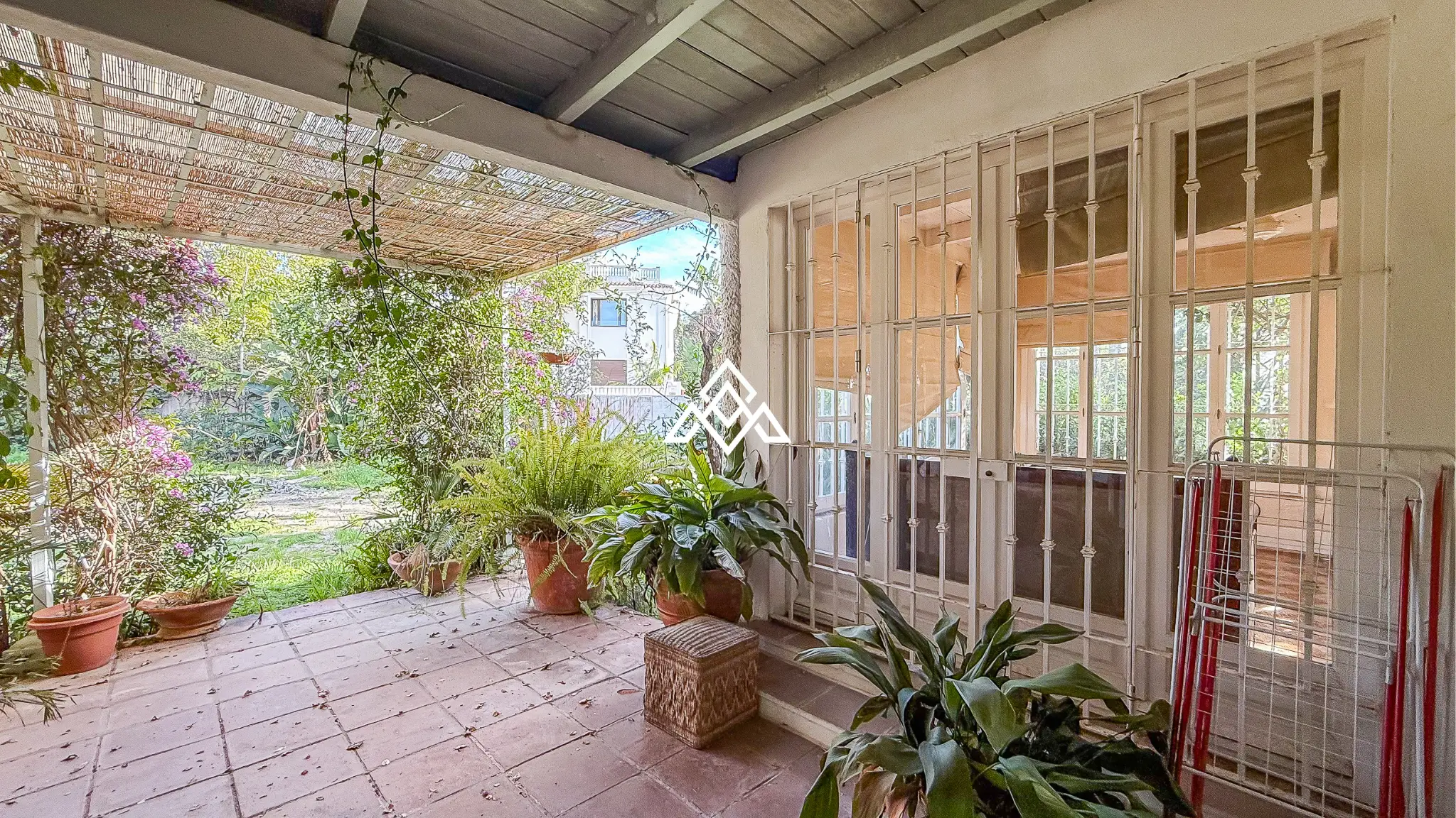 Casasola villa on large plot with private pool and garden near the beach