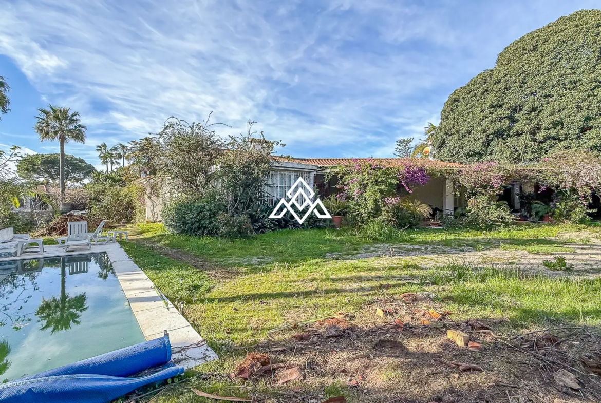 Casasola villa on large plot with private pool and garden near the beach