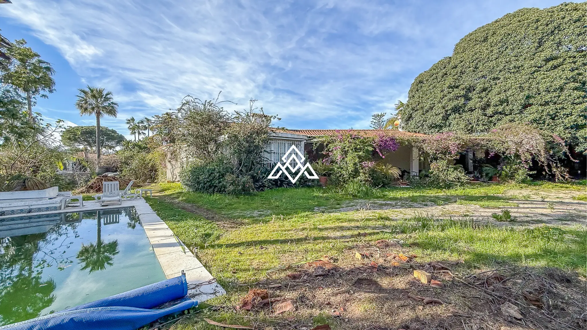 Casasola villa on large plot with private pool and garden near the beach
