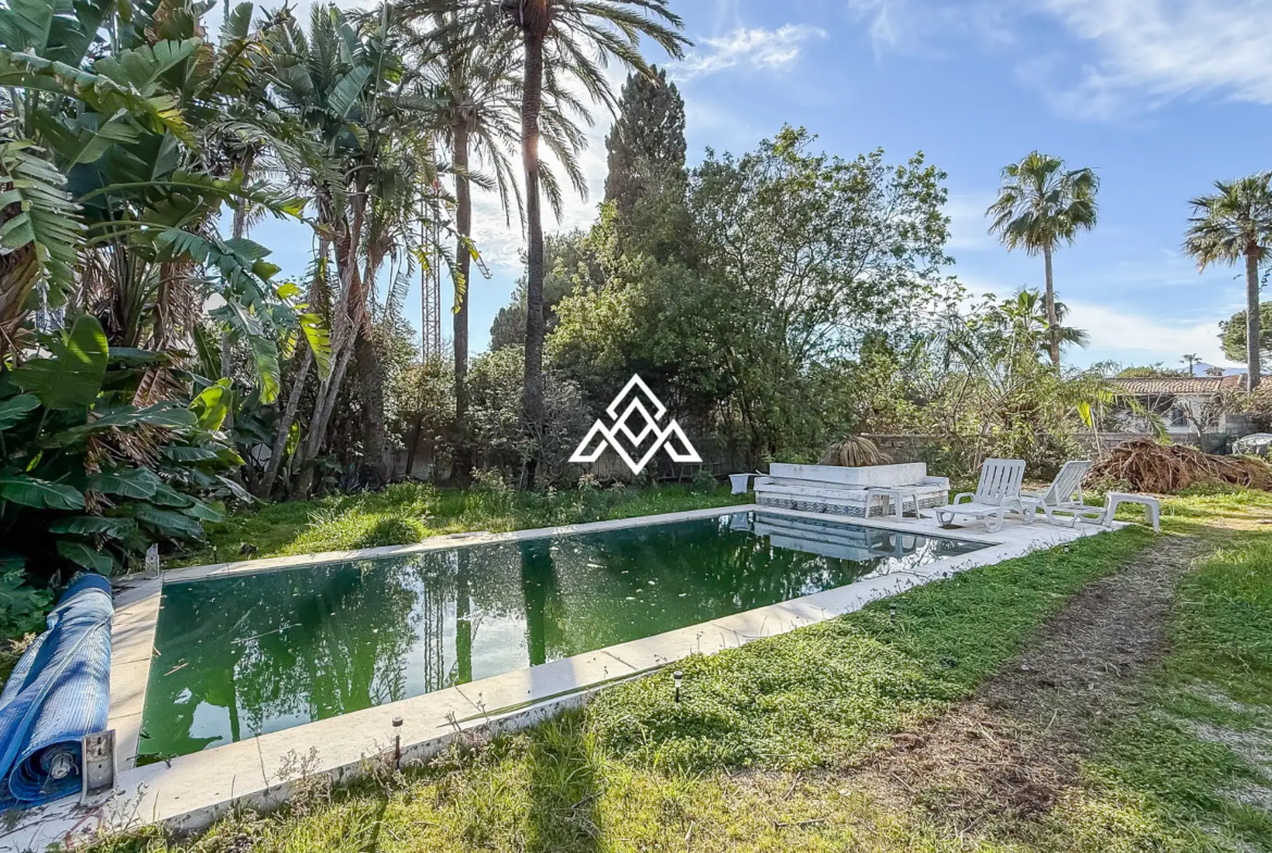 Casasola villa on large plot with private pool and garden near the beach