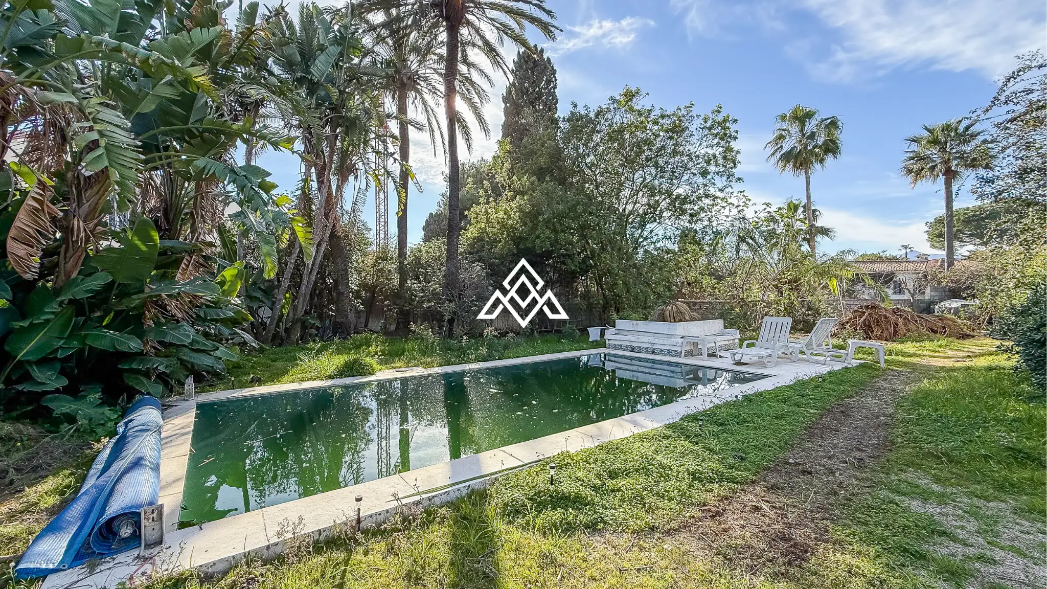 Casasola villa on large plot with private pool and garden near the beach