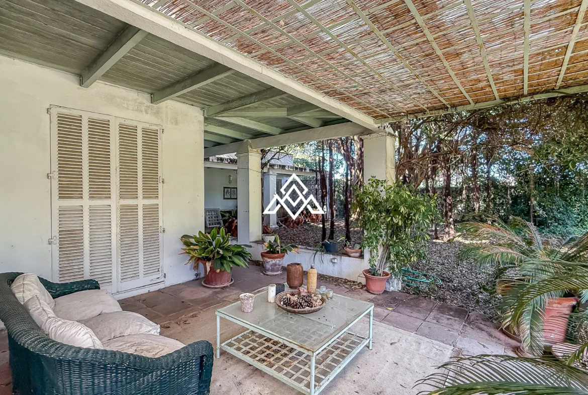 Casasola villa on large plot with private pool and garden near the beach