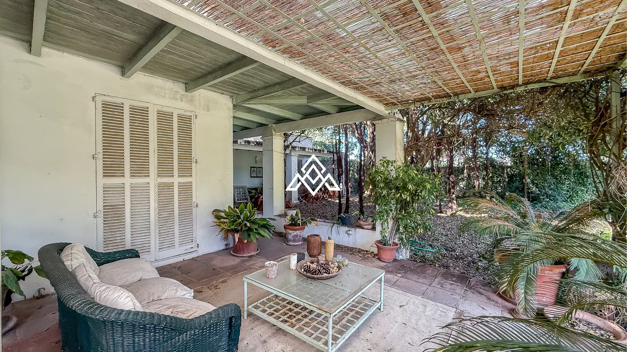 Casasola villa on large plot with private pool and garden near the beach