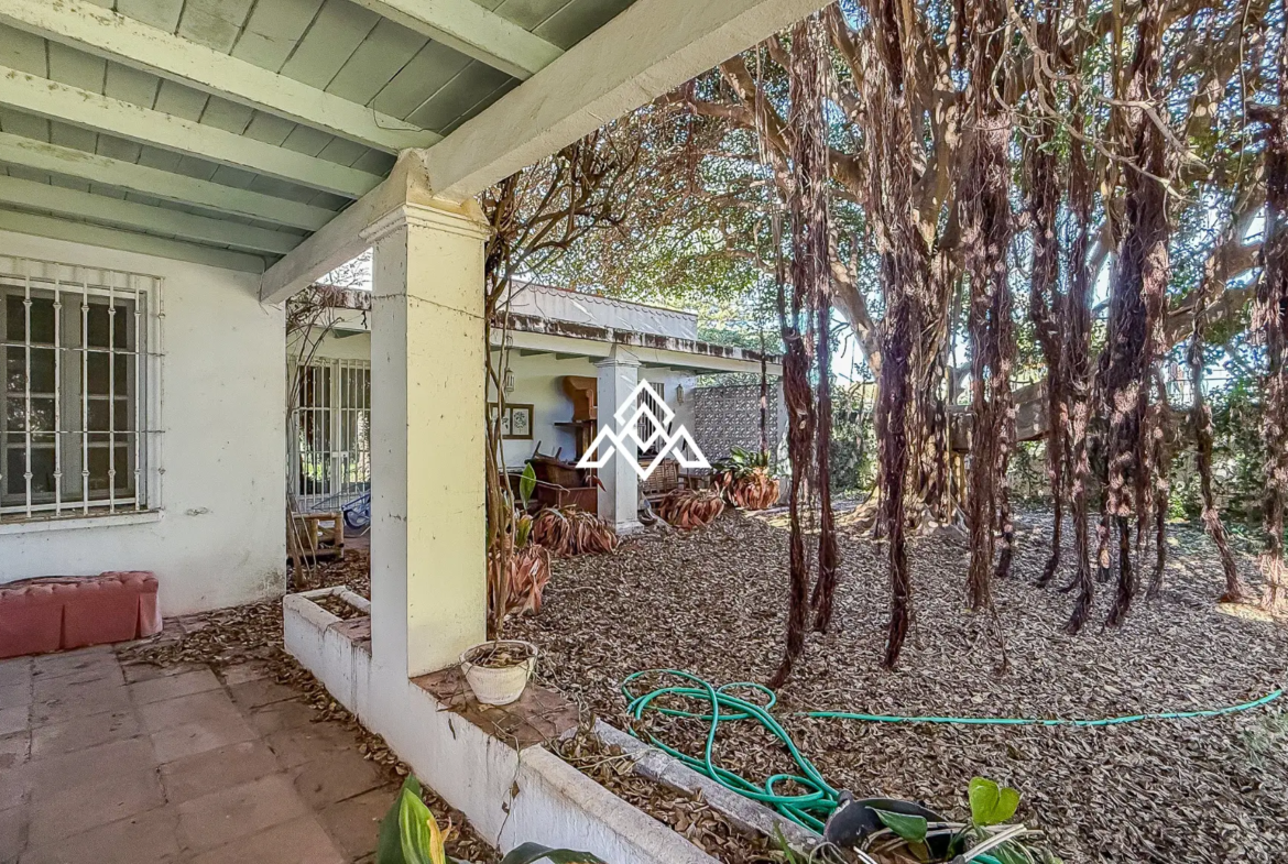 Casasola villa on large plot with private pool and garden near the beach