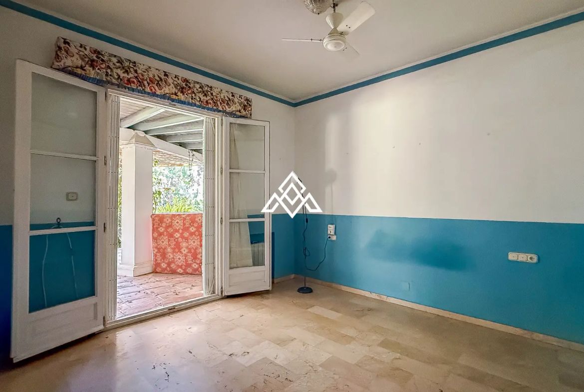 Casasola villa on large plot with private pool and garden near the beach
