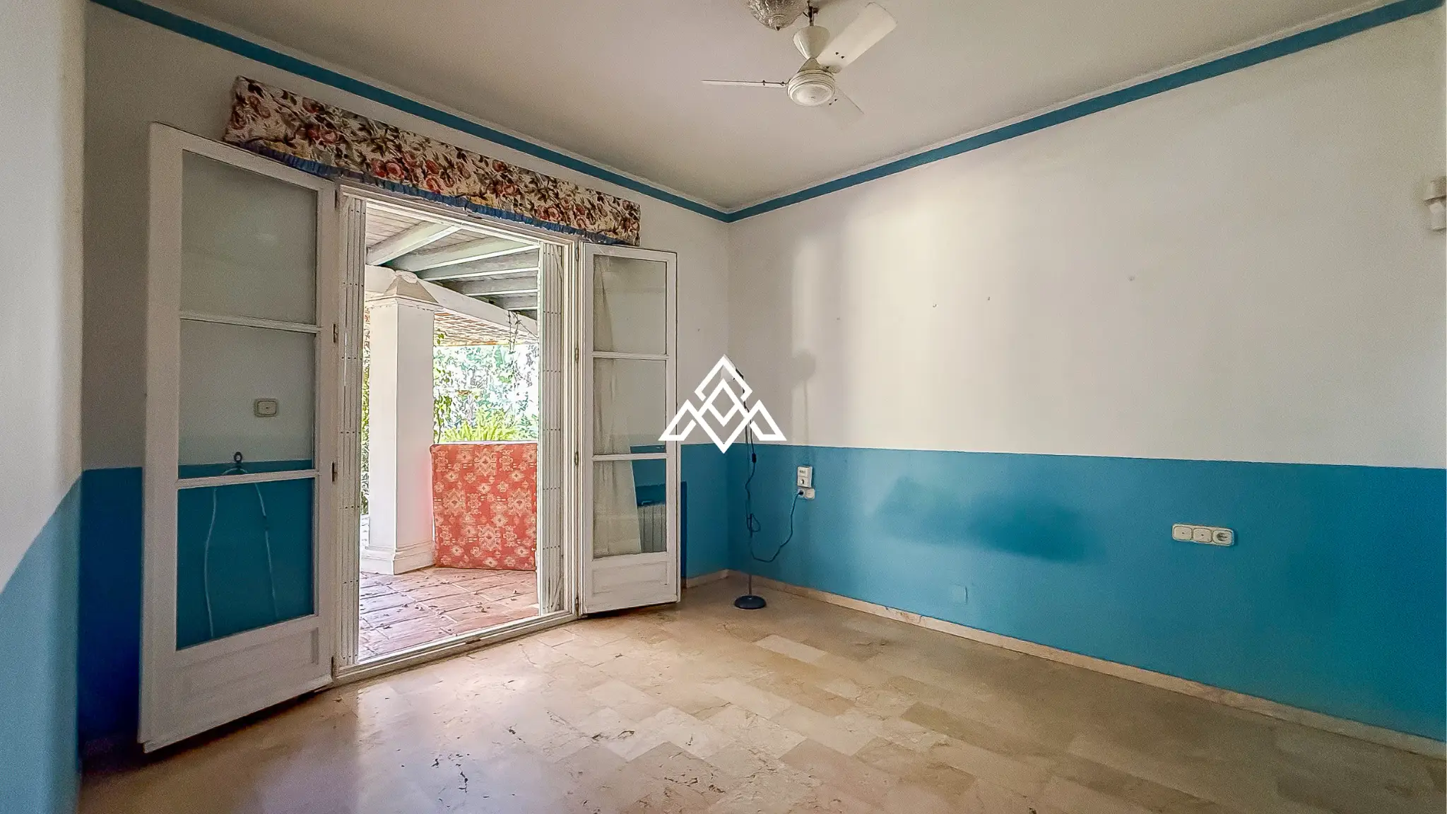 Casasola villa on large plot with private pool and garden near the beach