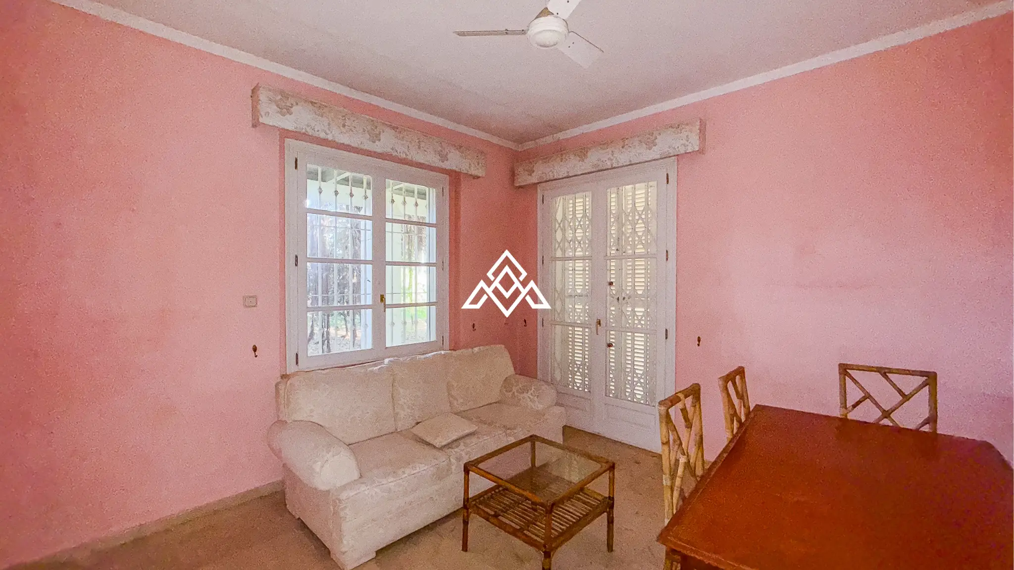 Casasola villa on large plot with private pool and garden near the beach