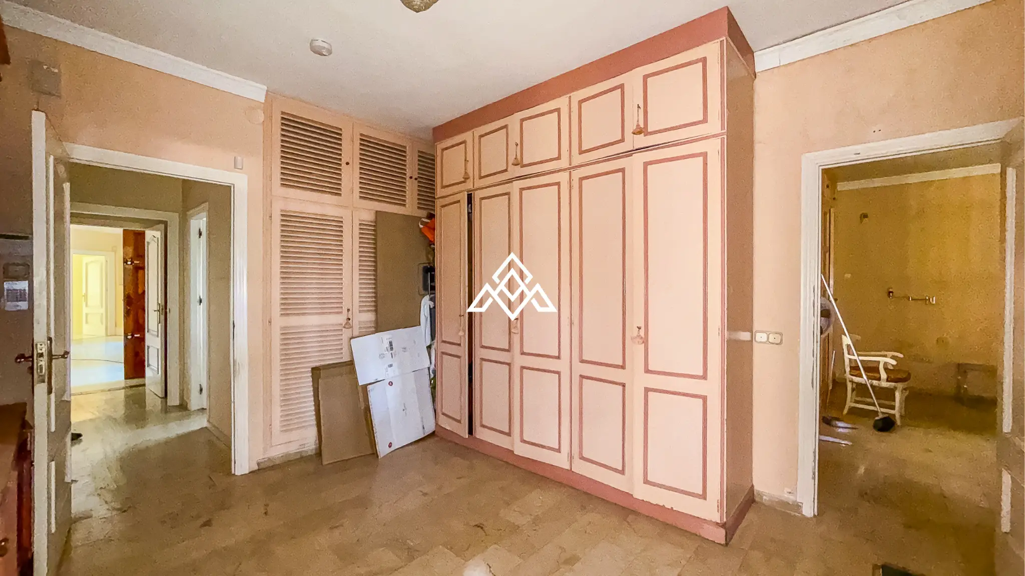 Casasola villa on large plot with private pool and garden near the beach