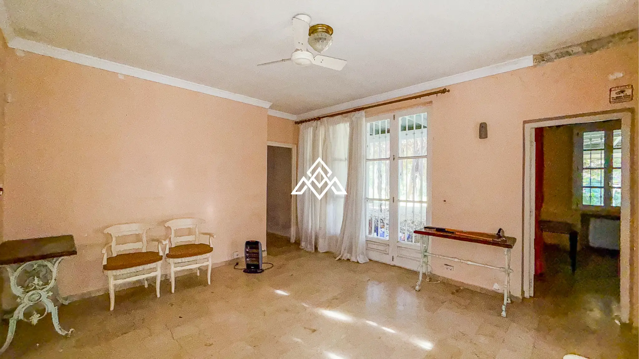 Casasola villa on large plot with private pool and garden near the beach
