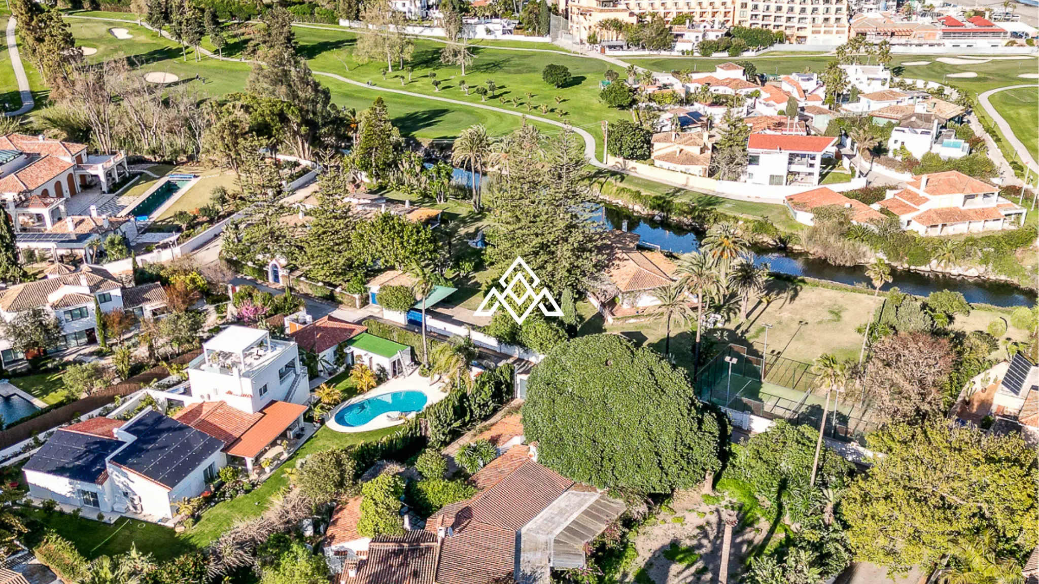 Casasola villa on large plot with private pool and garden near the beach