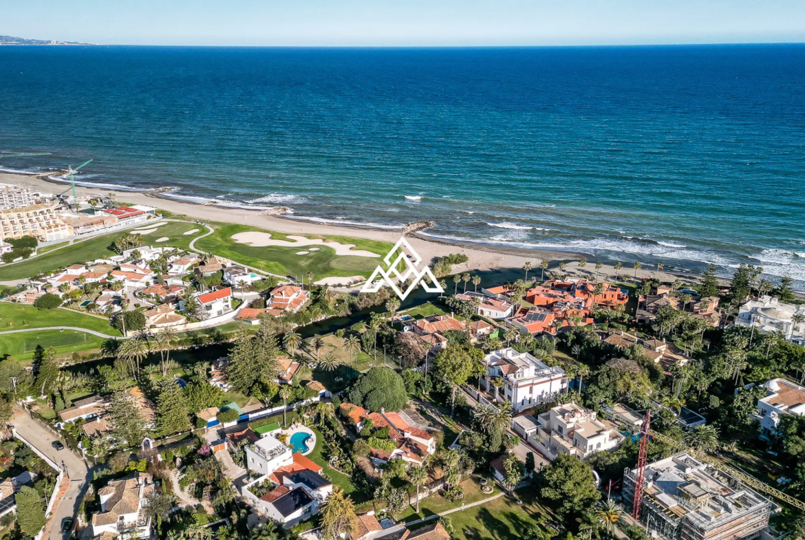 Casasola villa on large plot with private pool and garden near the beach