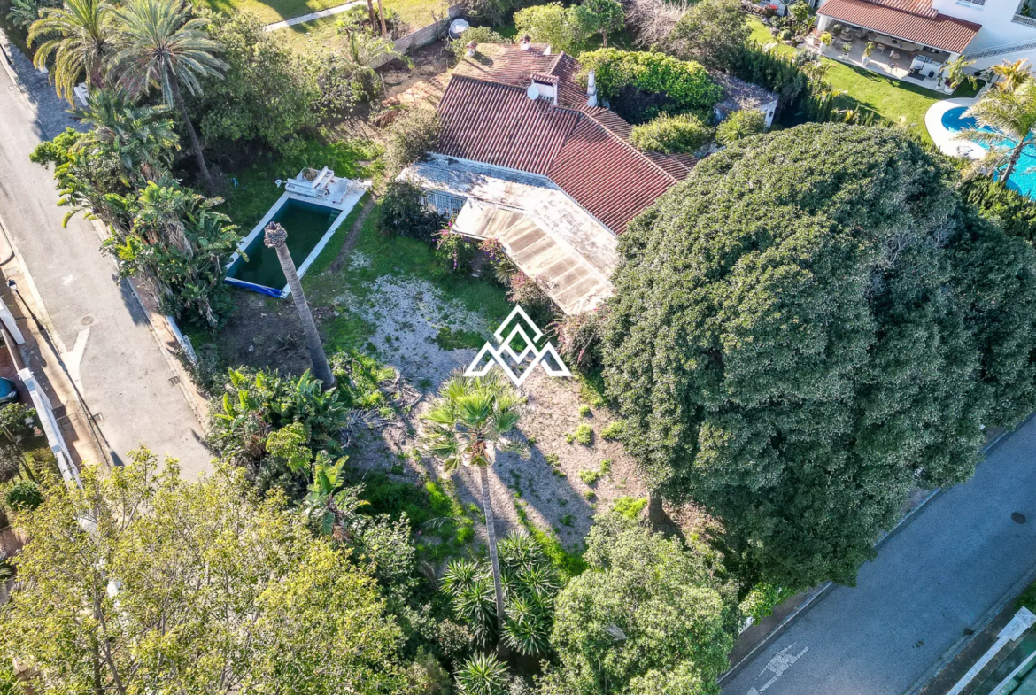 Casasola villa on large plot with private pool and garden near the beach