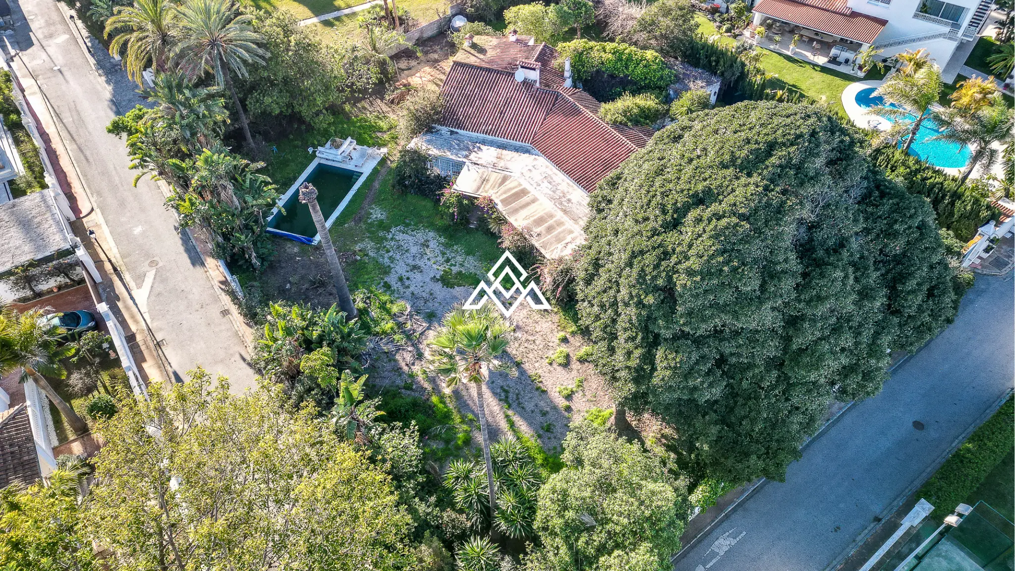 Casasola villa on large plot with private pool and garden near the beach