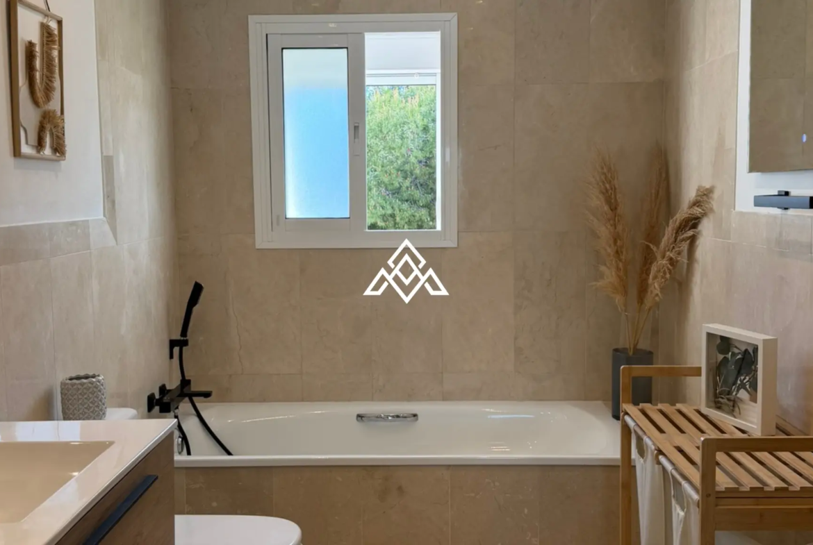 Riviera del Sol villa with private pool, sea views and modern renovated interior Costa del Sol
