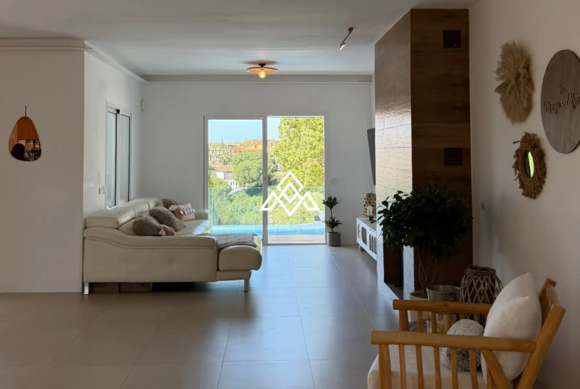 Riviera del Sol villa with private pool, sea views and modern renovated interior Costa del Sol