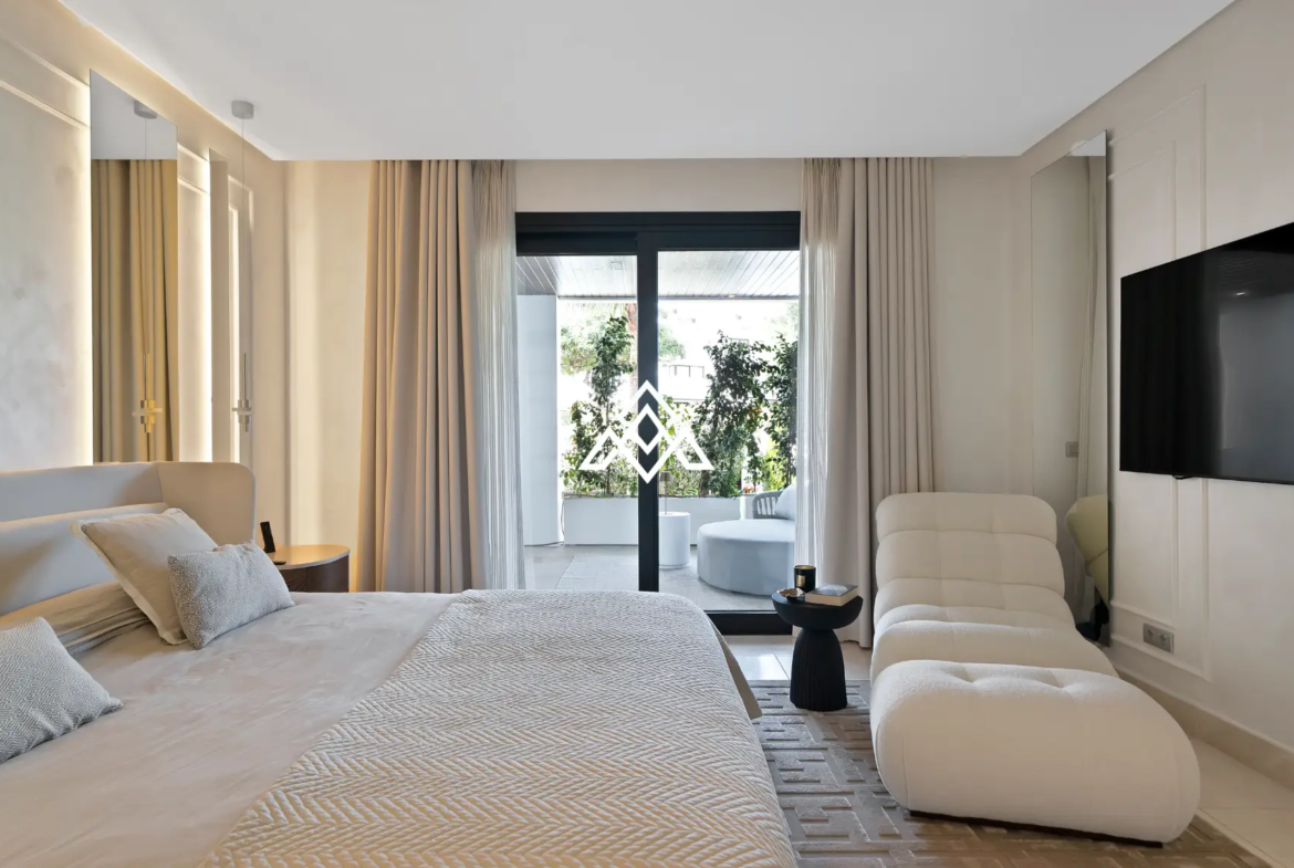 Valderrama duplex apartment luxury ground floor with 650m2, garage and golf views in Sotogrande