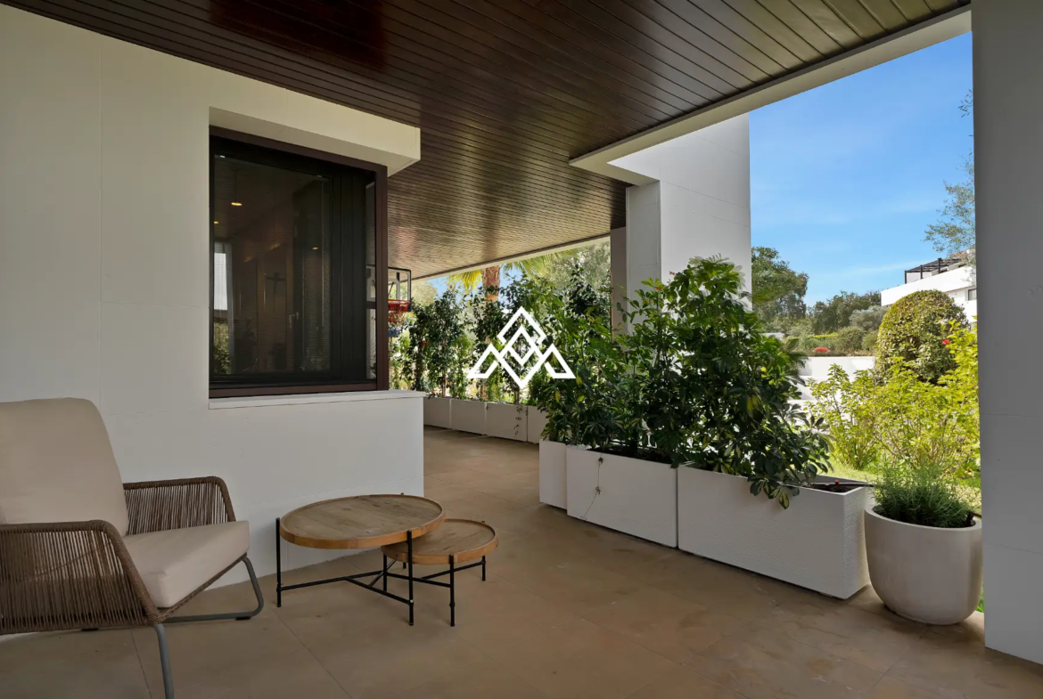 Valderrama duplex apartment luxury ground floor with 650m2, garage and golf views in Sotogrande