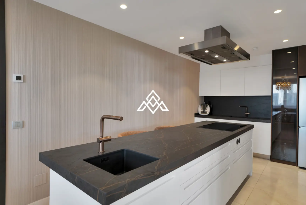 Valderrama duplex apartment luxury ground floor with 650m2, garage and golf views in Sotogrande