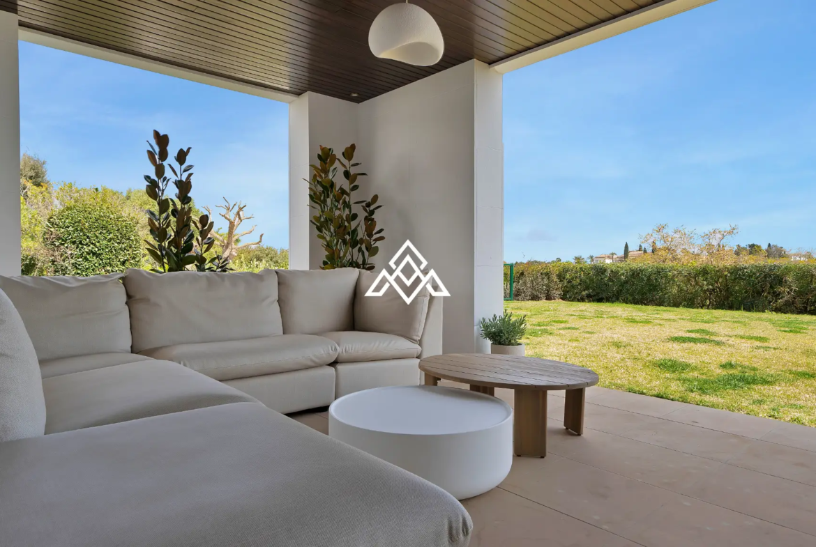Valderrama duplex apartment luxury ground floor with 650m2, garage and golf views in Sotogrande