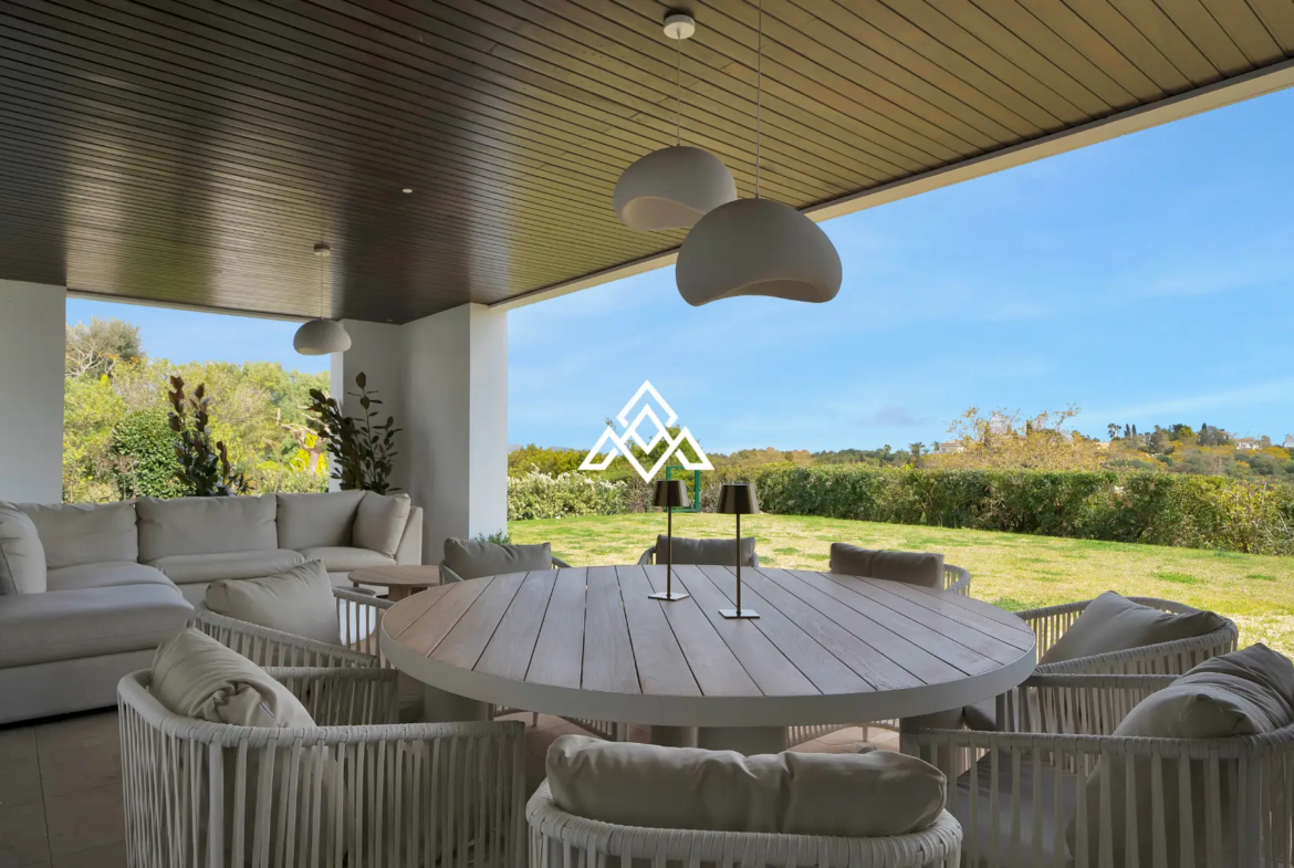 Valderrama duplex apartment luxury ground floor with 650m2, garage and golf views in Sotogrande