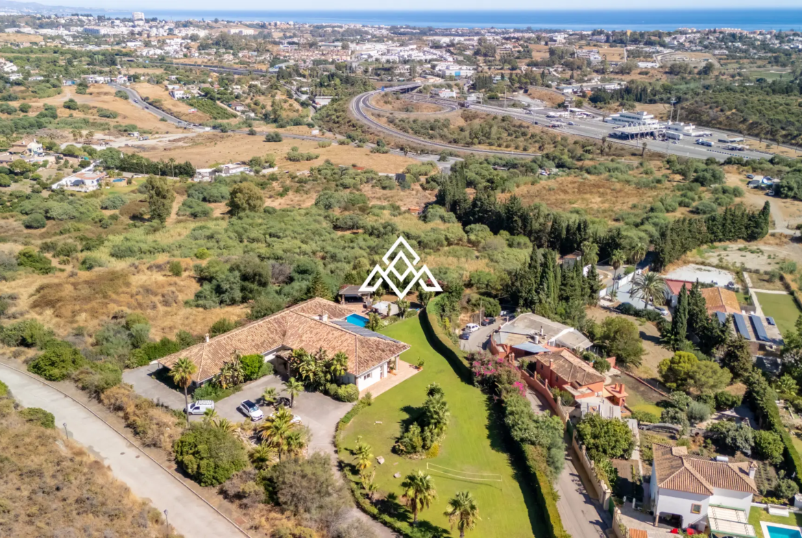Benahavís villa with panoramic sea views, private pool and large plot near Marbella
