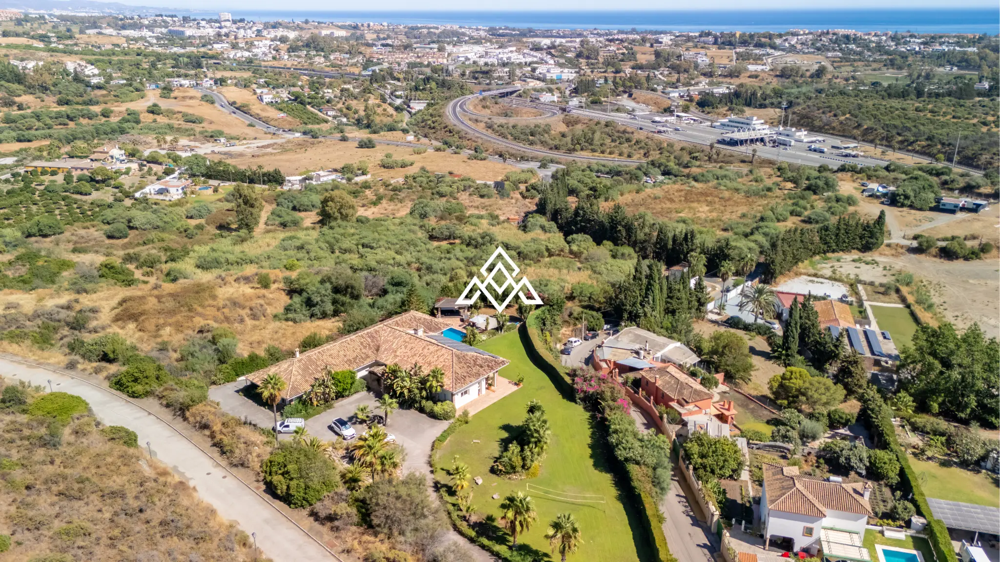 Benahavís villa with panoramic sea views, private pool and large plot near Marbella