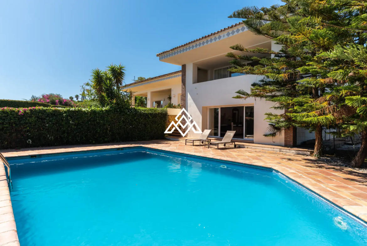 Benahavís villa with panoramic sea views, private pool and large plot near Marbella