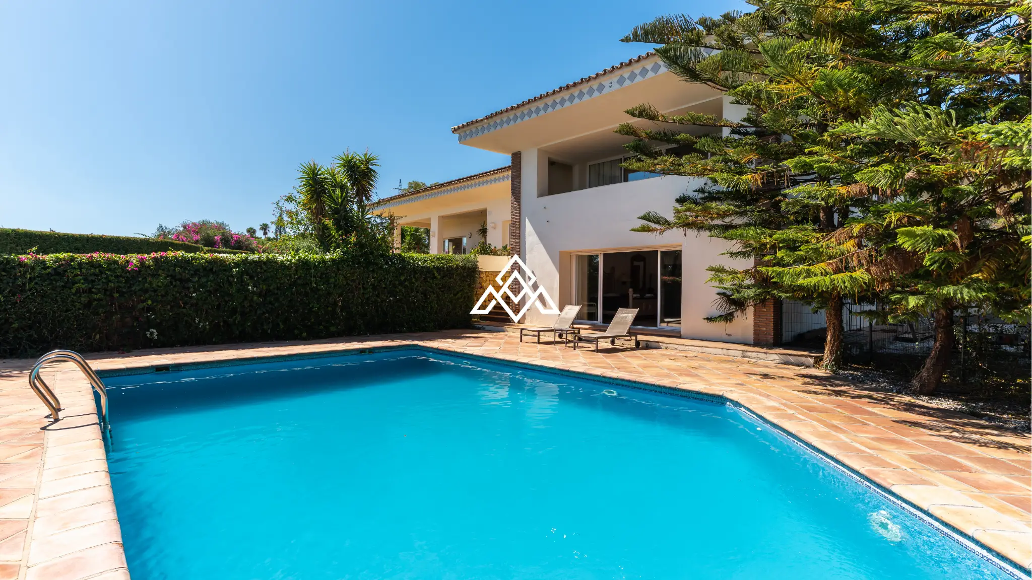 Benahavís villa with panoramic sea views, private pool and large plot near Marbella