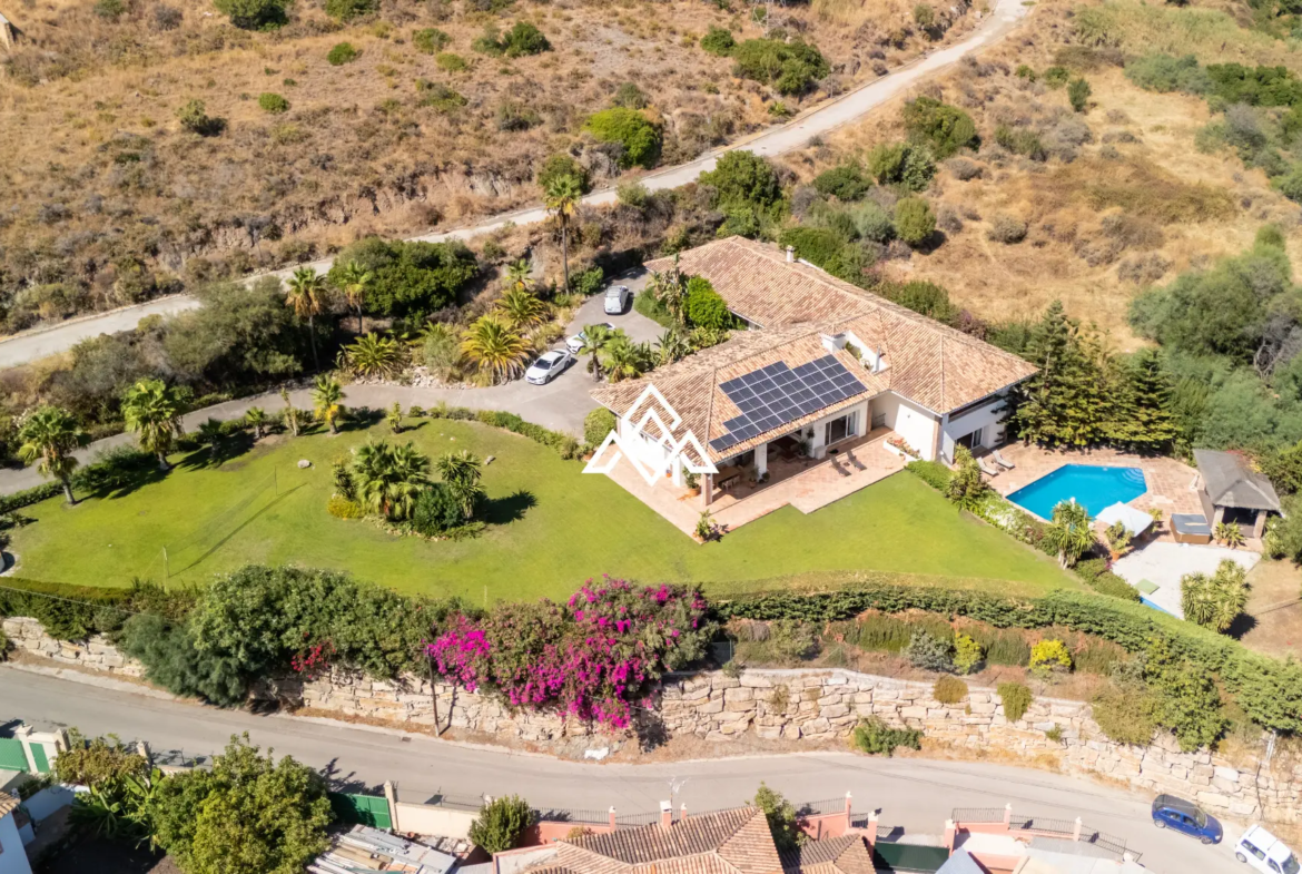 Benahavís villa with panoramic sea views, private pool and large plot near Marbella