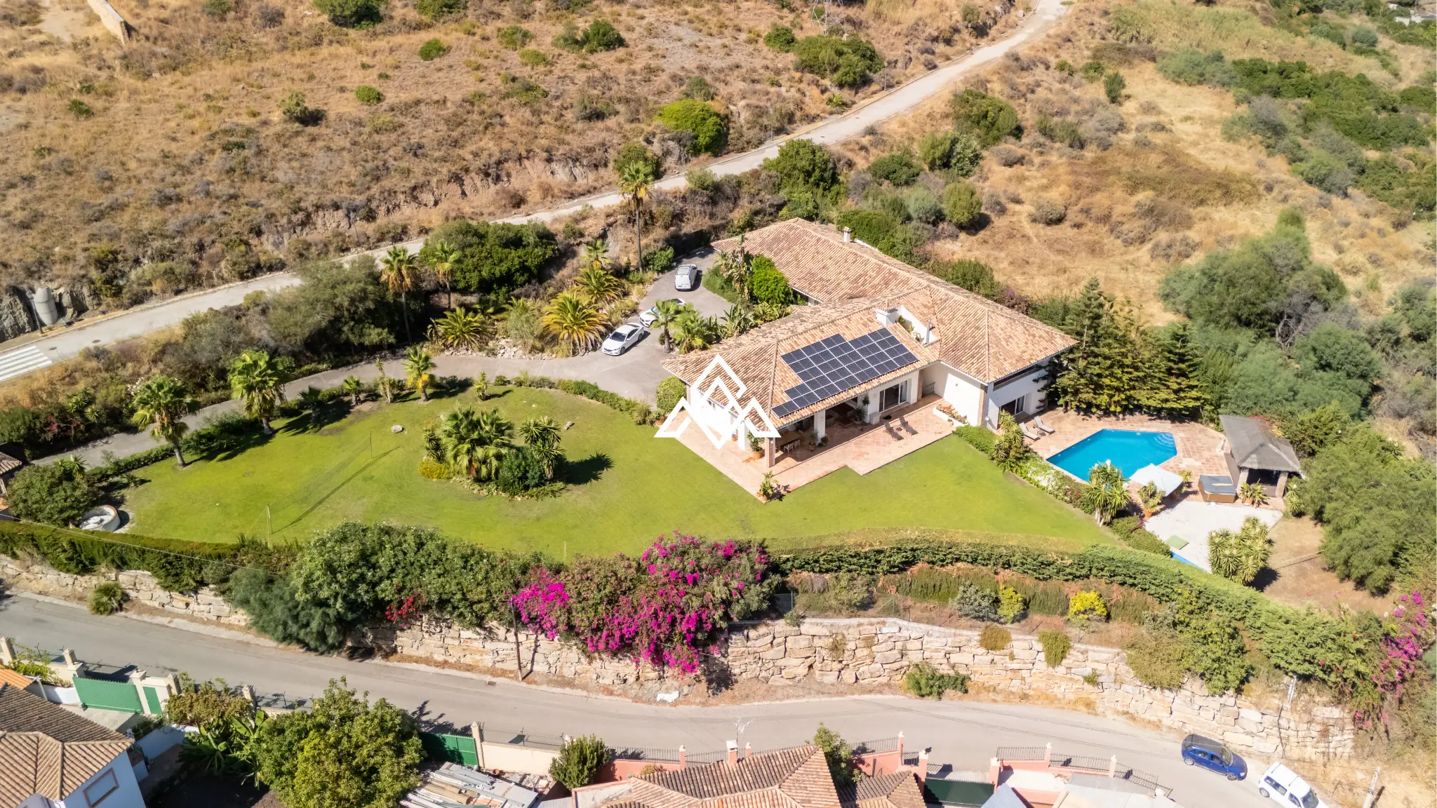 Benahavís villa with panoramic sea views, private pool and large plot near Marbella