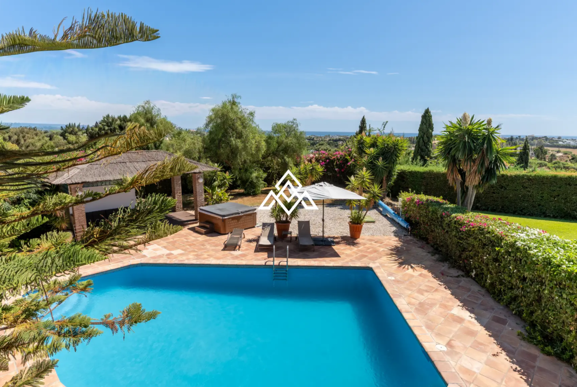 Benahavís villa with panoramic sea views, private pool and large plot near Marbella