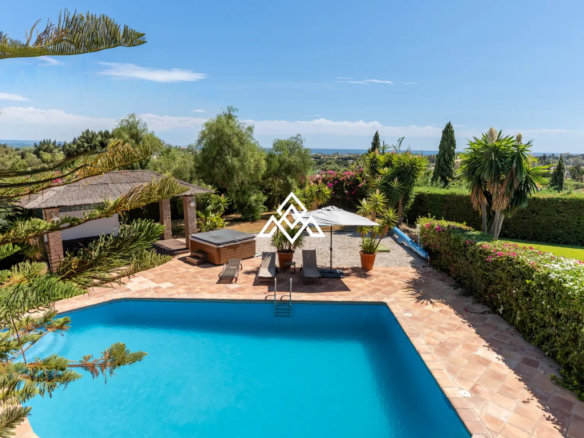 Benahavís villa with panoramic sea views, private pool and large plot near Marbella