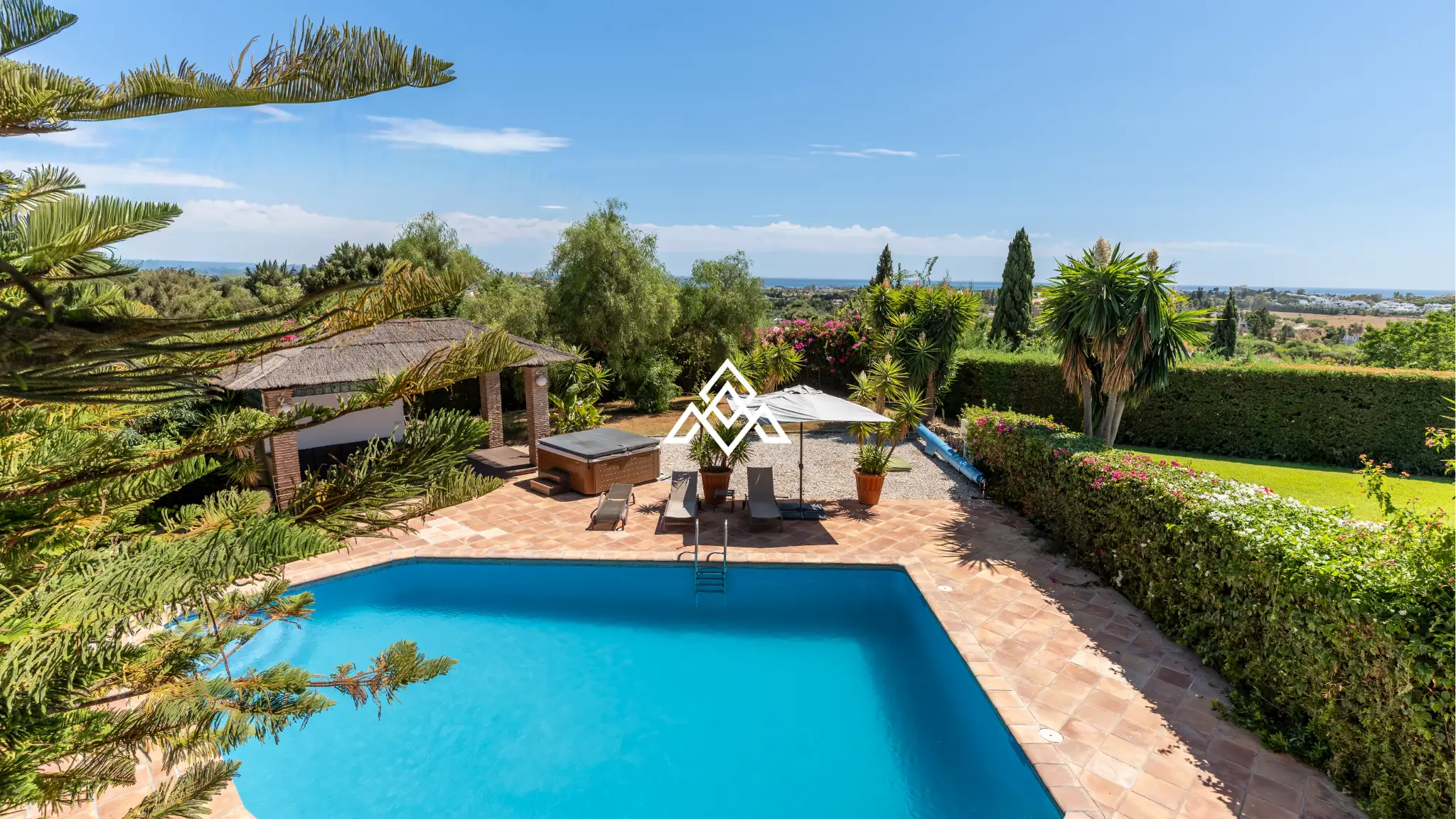 Benahavís villa with panoramic sea views, private pool and large plot near Marbella