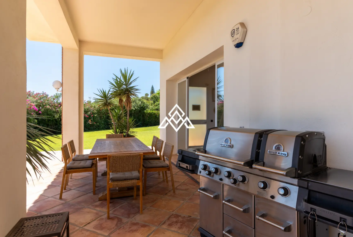 Benahavís villa with panoramic sea views, private pool and large plot near Marbella