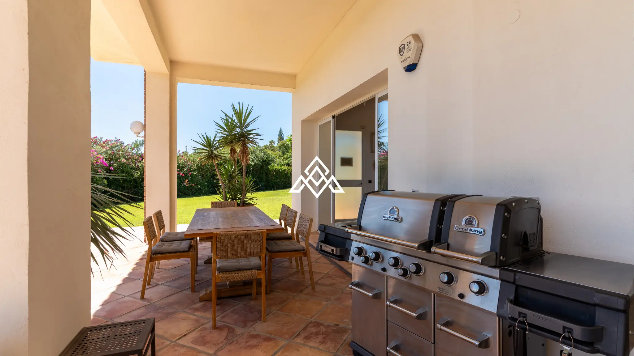 Benahavís villa with panoramic sea views, private pool and large plot near Marbella