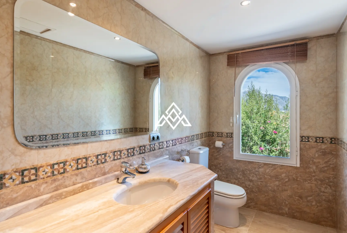 Benahavís villa with panoramic sea views, private pool and large plot near Marbella