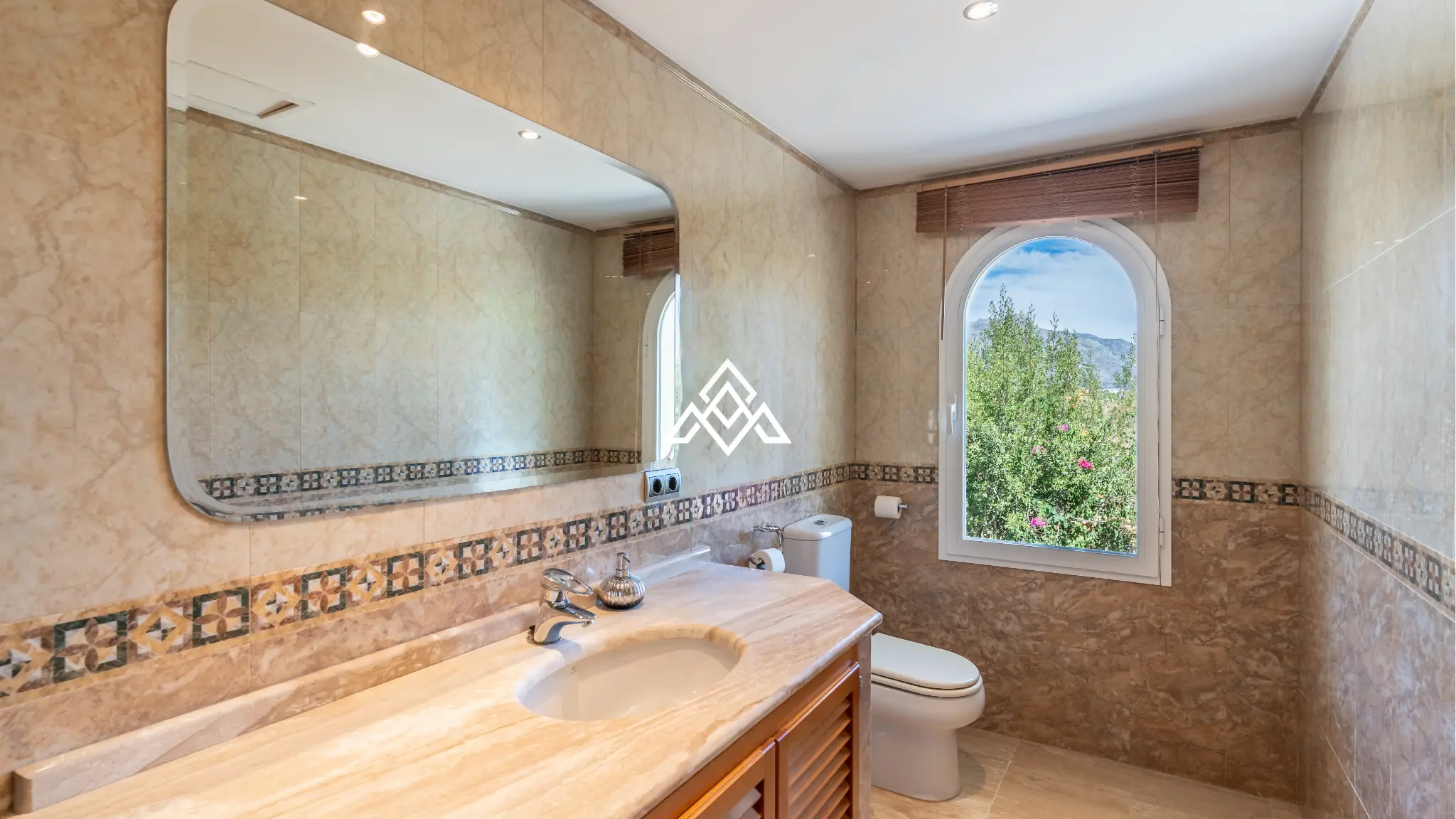Benahavís villa with panoramic sea views, private pool and large plot near Marbella