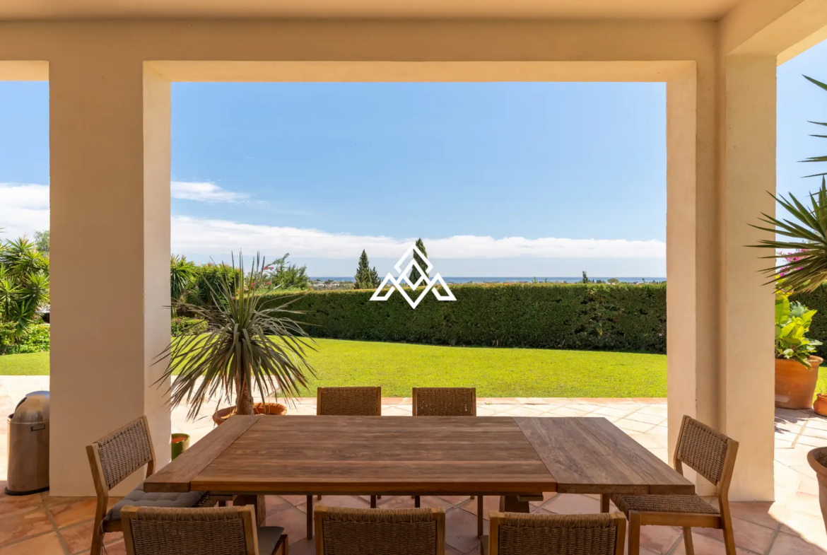 Benahavís villa with panoramic sea views, private pool and large plot near Marbella
