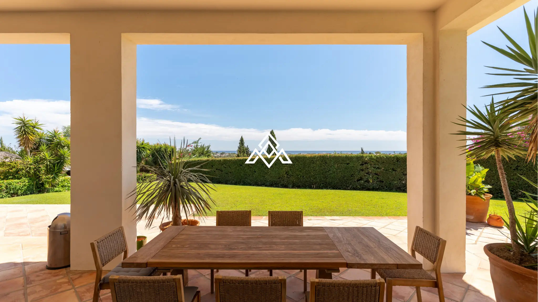 Benahavís villa with panoramic sea views, private pool and large plot near Marbella